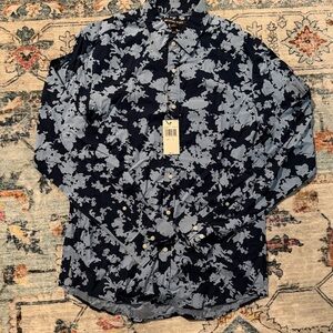 Michael Kors Men’s Floral Button-Up Shirt in Navy and Light Blue, Medium M